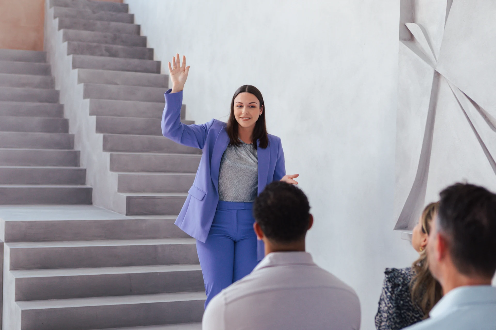 Gabrielle voor de groep tijdens een Sterk Staaltje Leiderschaps training